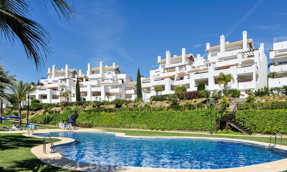 Amplio apartamento con jardín en venta, con vistas al mar, en un hermoso complejo en primera línea de playa en Los Monteros, Marbella 26158