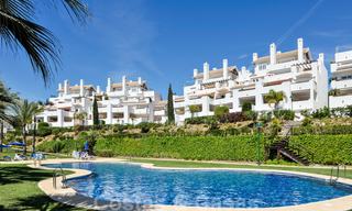 Amplio apartamento con jardín en venta, con vistas al mar, en un hermoso complejo en primera línea de playa en Los Monteros, Marbella 26158 