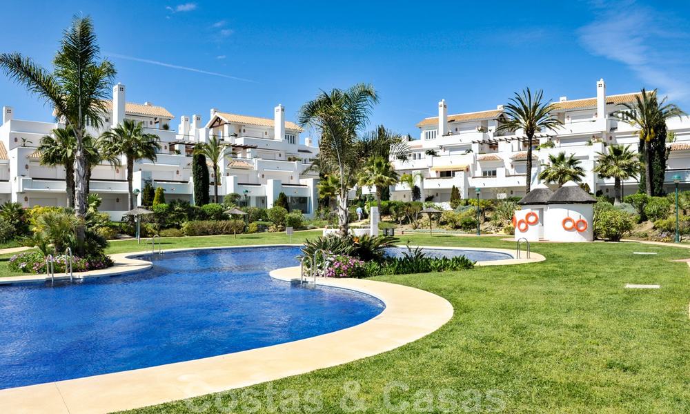 Amplio apartamento con jardín en venta, con vistas al mar, en un hermoso complejo en primera línea de playa en Los Monteros, Marbella 26159