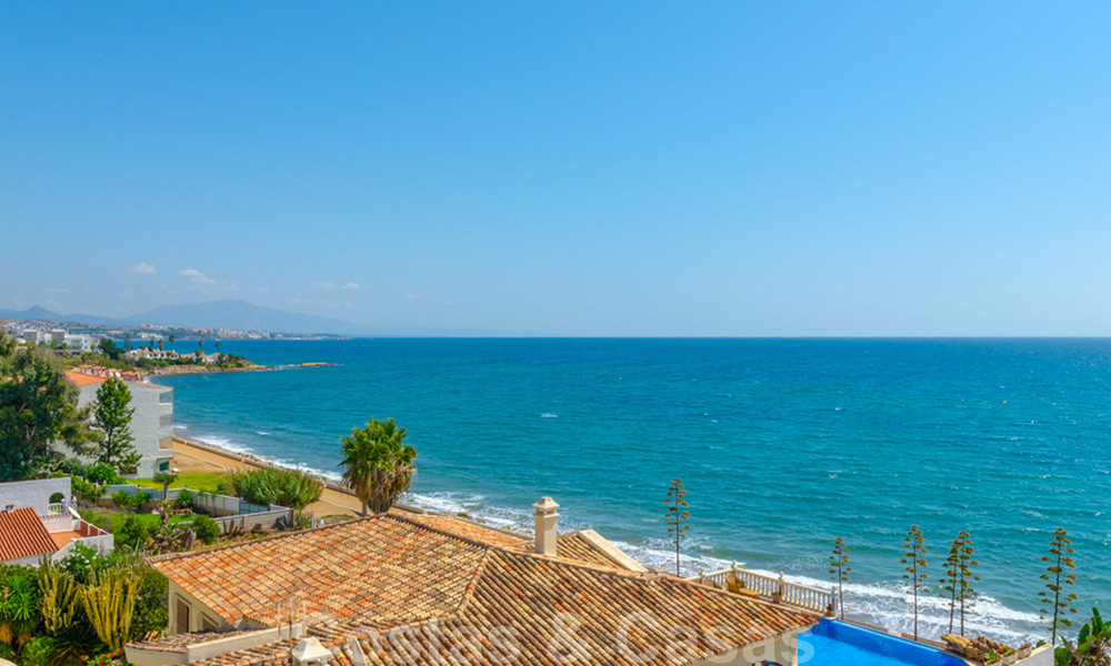 Ático en venta, primera línea de playa con vistas panorámicas al mar en Estepona 26176