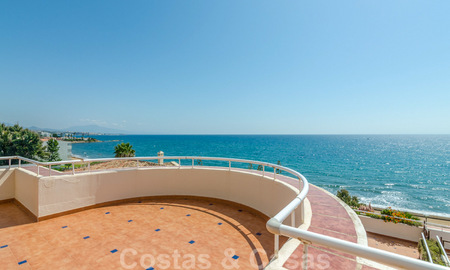 Ático en venta, primera línea de playa con vistas panorámicas al mar en Estepona 26177