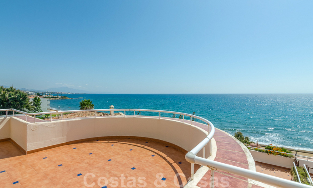 Ático en venta, primera línea de playa con vistas panorámicas al mar en Estepona 26177