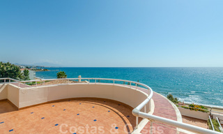 Ático en venta, primera línea de playa con vistas panorámicas al mar en Estepona 26177 