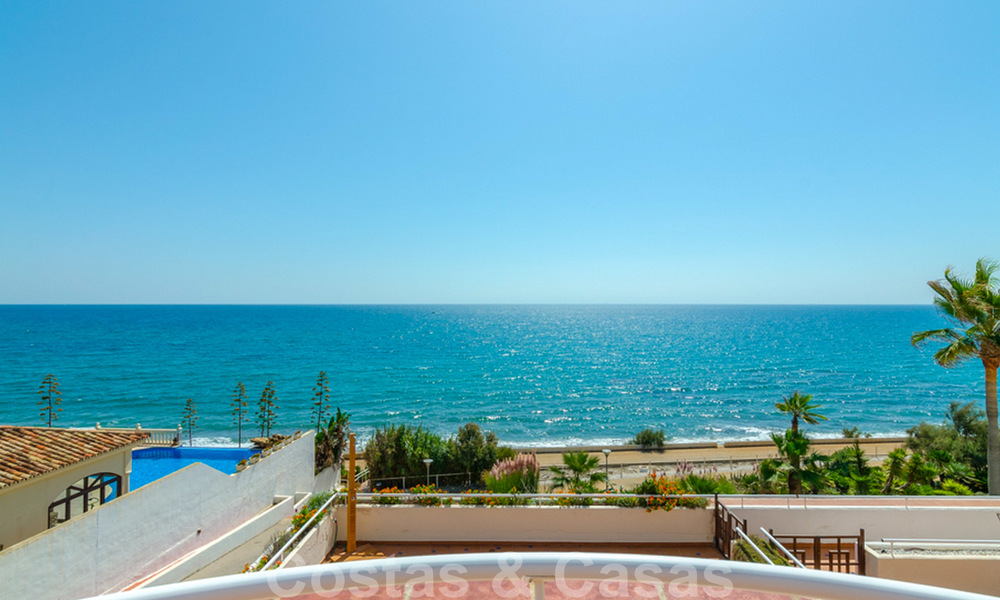 Ático en venta, primera línea de playa con vistas panorámicas al mar en Estepona 26180