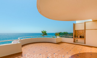 Ático en venta, primera línea de playa con vistas panorámicas al mar en Estepona 26188 
