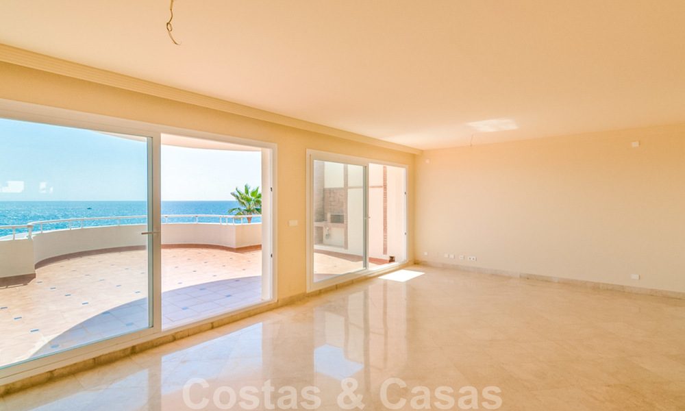Ático en venta, primera línea de playa con vistas panorámicas al mar en Estepona 26191