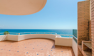 Ático en venta, primera línea de playa con vistas panorámicas al mar en Estepona 26192 