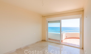Ático en venta, primera línea de playa con vistas panorámicas al mar en Estepona 26193 