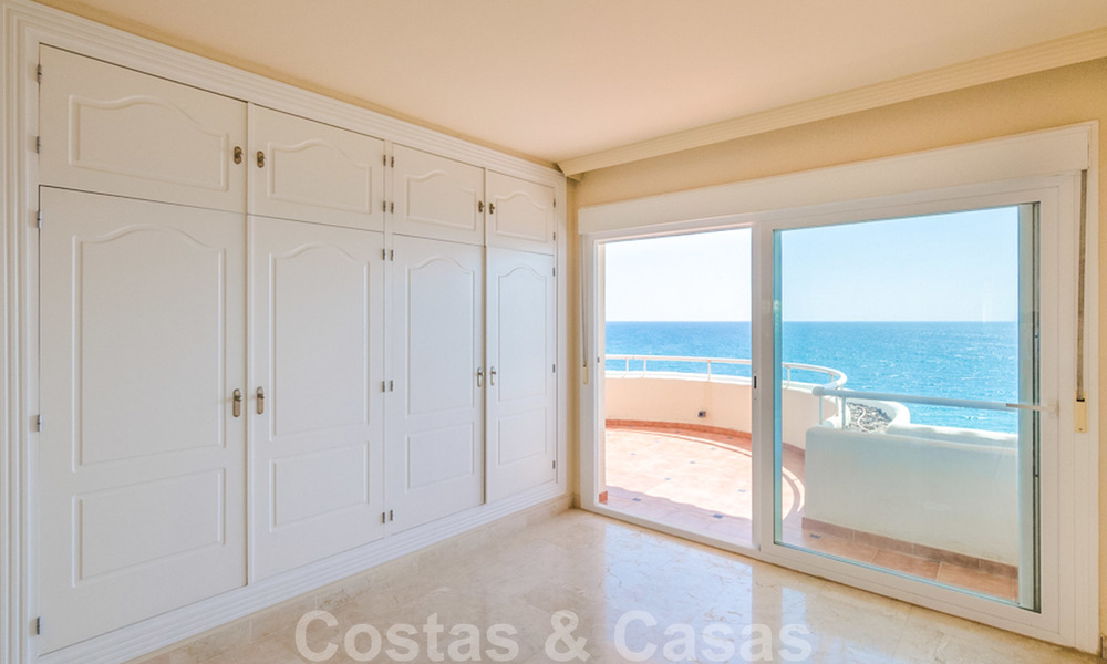 Ático en venta, primera línea de playa con vistas panorámicas al mar en Estepona 26194