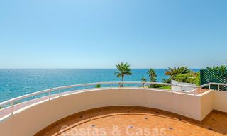 Ático en venta, primera línea de playa con vistas panorámicas al mar en Estepona 26195 