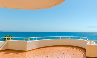 Ático en venta, primera línea de playa con vistas panorámicas al mar en Estepona 26197 