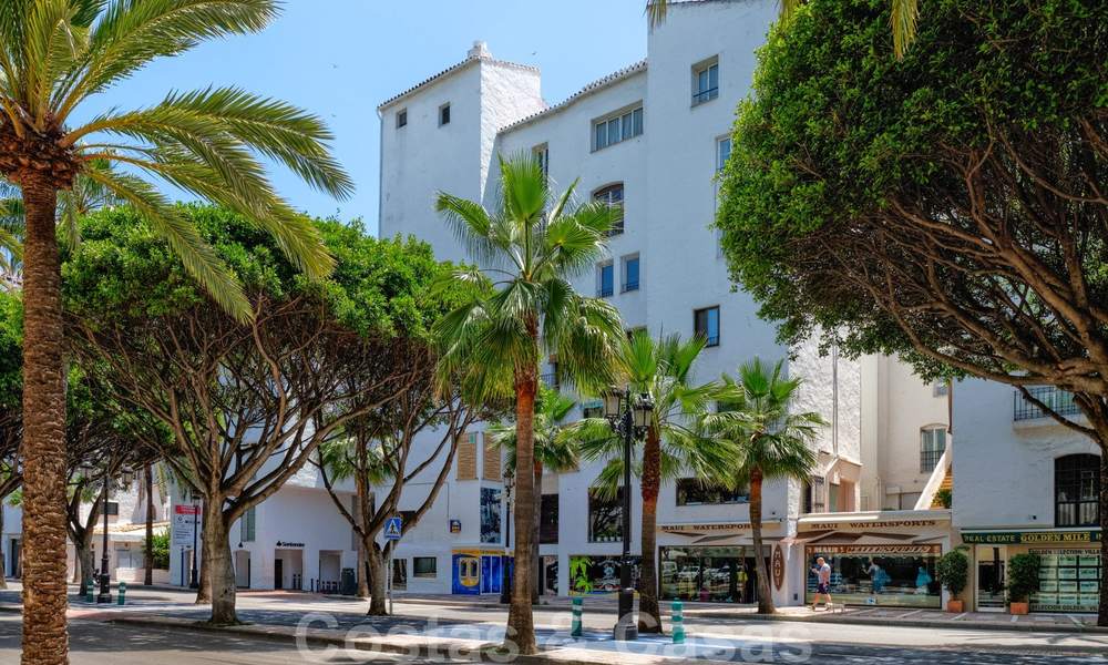 Un moderno y lujoso apartamento completamente renovado en venta en el puerto deportivo de Puerto Banús, Marbella 26219
