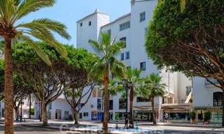 Un moderno y lujoso apartamento completamente renovado en venta en el puerto deportivo de Puerto Banús, Marbella 26219 