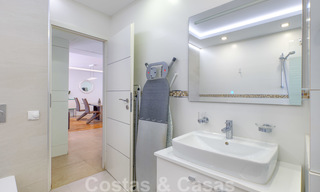 Un moderno y lujoso apartamento completamente renovado en venta en el puerto deportivo de Puerto Banús, Marbella 26221 