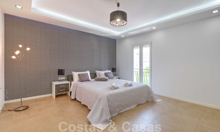 Un moderno y lujoso apartamento completamente renovado en venta en el puerto deportivo de Puerto Banús, Marbella 26222 