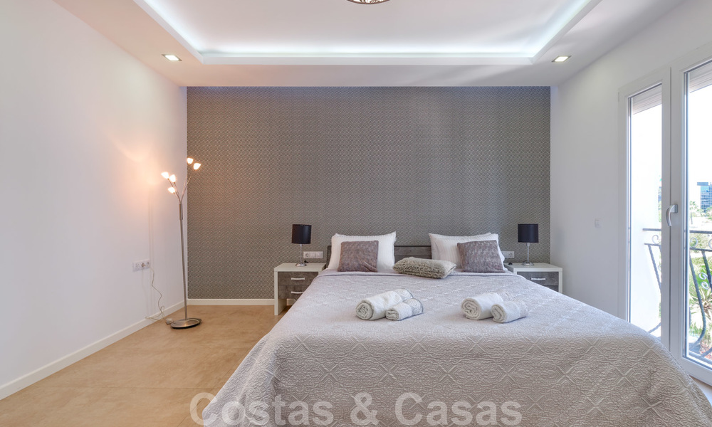 Un moderno y lujoso apartamento completamente renovado en venta en el puerto deportivo de Puerto Banús, Marbella 26223