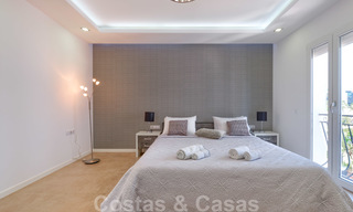 Un moderno y lujoso apartamento completamente renovado en venta en el puerto deportivo de Puerto Banús, Marbella 26223 