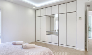 Un moderno y lujoso apartamento completamente renovado en venta en el puerto deportivo de Puerto Banús, Marbella 26224 