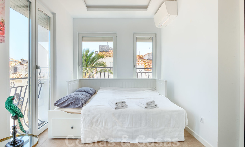Un moderno y lujoso apartamento completamente renovado en venta en el puerto deportivo de Puerto Banús, Marbella 26226