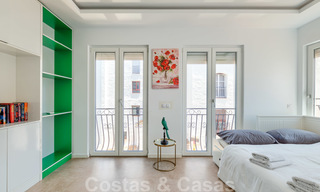 Un moderno y lujoso apartamento completamente renovado en venta en el puerto deportivo de Puerto Banús, Marbella 26227 