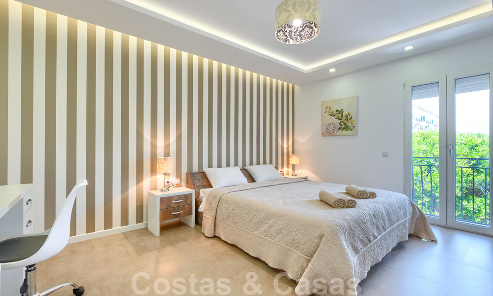 Un moderno y lujoso apartamento completamente renovado en venta en el puerto deportivo de Puerto Banús, Marbella 26229