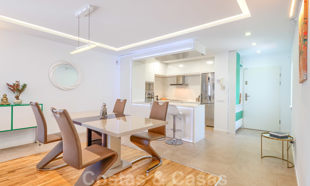 Un moderno y lujoso apartamento completamente renovado en venta en el puerto deportivo de Puerto Banús, Marbella 26232