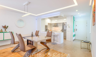 Un moderno y lujoso apartamento completamente renovado en venta en el puerto deportivo de Puerto Banús, Marbella 26232 