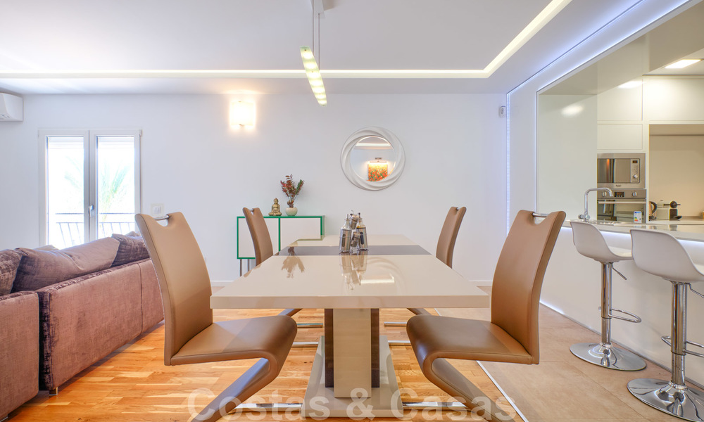 Un moderno y lujoso apartamento completamente renovado en venta en el puerto deportivo de Puerto Banús, Marbella 26233