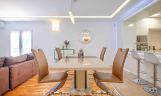 Un moderno y lujoso apartamento completamente renovado en venta en el puerto deportivo de Puerto Banús, Marbella 26233 