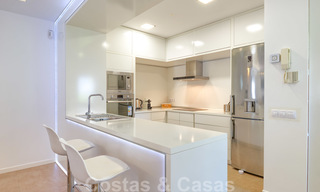 Un moderno y lujoso apartamento completamente renovado en venta en el puerto deportivo de Puerto Banús, Marbella 26234 