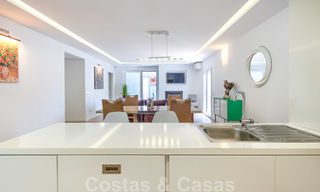 Un moderno y lujoso apartamento completamente renovado en venta en el puerto deportivo de Puerto Banús, Marbella 26236 