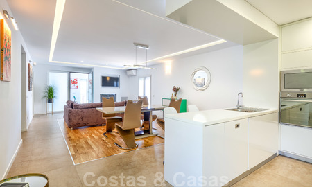 Un moderno y lujoso apartamento completamente renovado en venta en el puerto deportivo de Puerto Banús, Marbella 26237