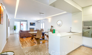 Un moderno y lujoso apartamento completamente renovado en venta en el puerto deportivo de Puerto Banús, Marbella 26237 