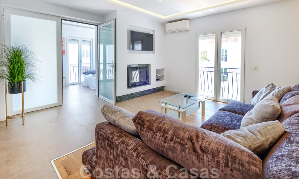Un moderno y lujoso apartamento completamente renovado en venta en el puerto deportivo de Puerto Banús, Marbella 26238