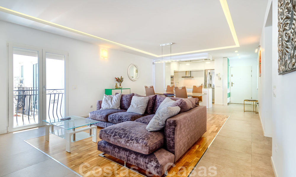 Un moderno y lujoso apartamento completamente renovado en venta en el puerto deportivo de Puerto Banús, Marbella 26239