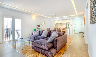Un moderno y lujoso apartamento completamente renovado en venta en el puerto deportivo de Puerto Banús, Marbella 26239 