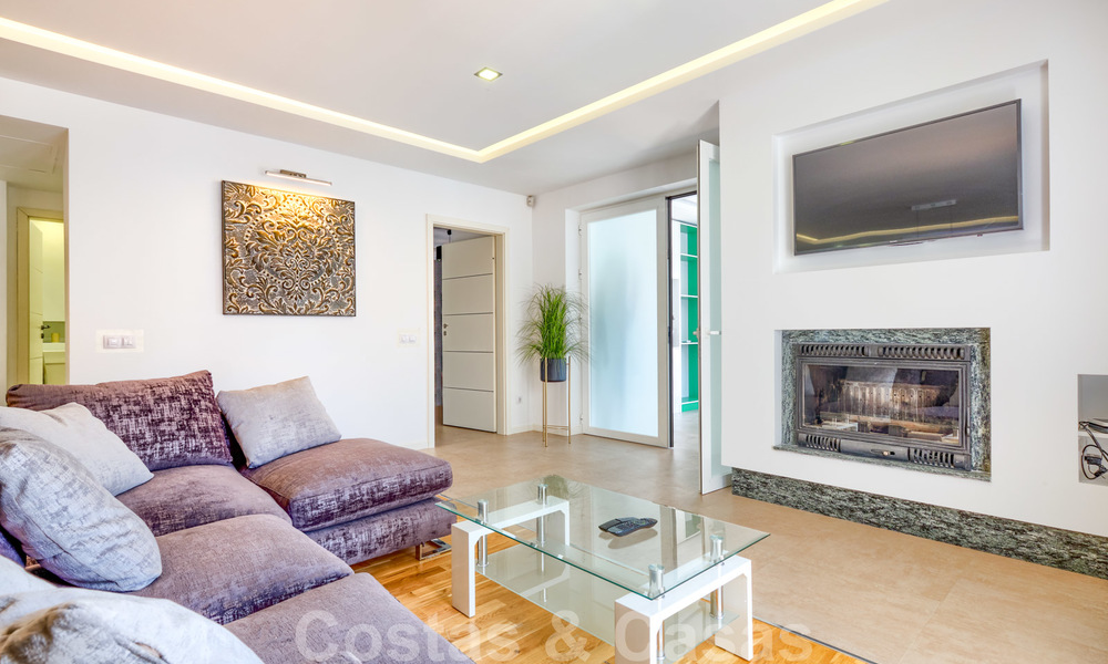 Un moderno y lujoso apartamento completamente renovado en venta en el puerto deportivo de Puerto Banús, Marbella 26240
