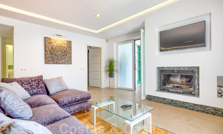 Un moderno y lujoso apartamento completamente renovado en venta en el puerto deportivo de Puerto Banús, Marbella 26240 