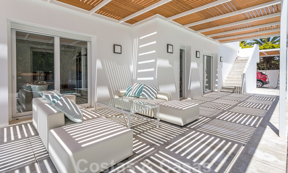 En primera línea de golf y a un tiro de piedra de la playa se encuentra la villa de diseño en venta en la elegante Guadalmina Baja en Marbella 26312