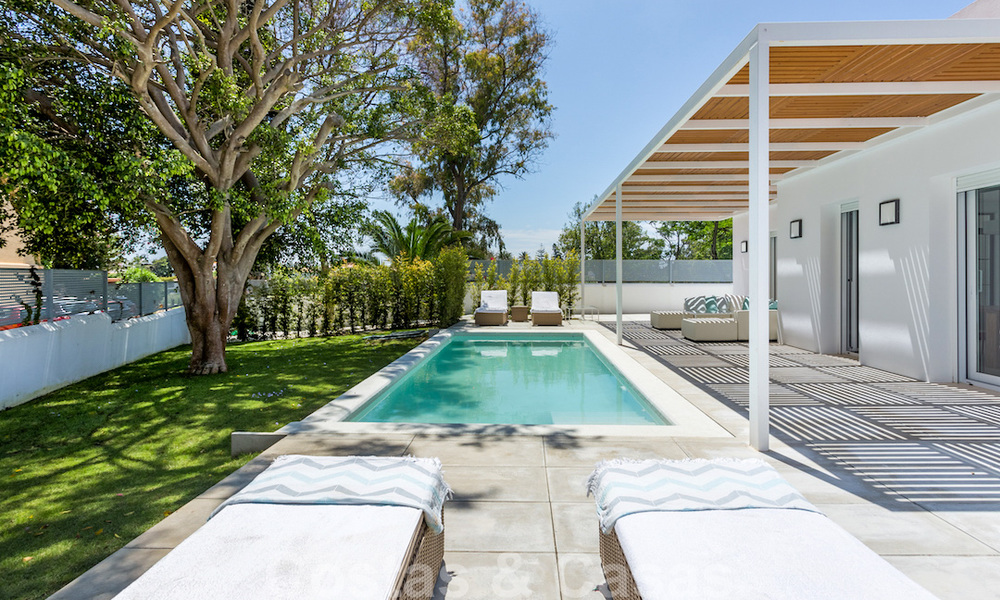 En primera línea de golf y a un tiro de piedra de la playa se encuentra la villa de diseño en venta en la elegante Guadalmina Baja en Marbella 26313