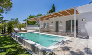 En primera línea de golf y a un tiro de piedra de la playa se encuentra la villa de diseño en venta en la elegante Guadalmina Baja en Marbella 26314 