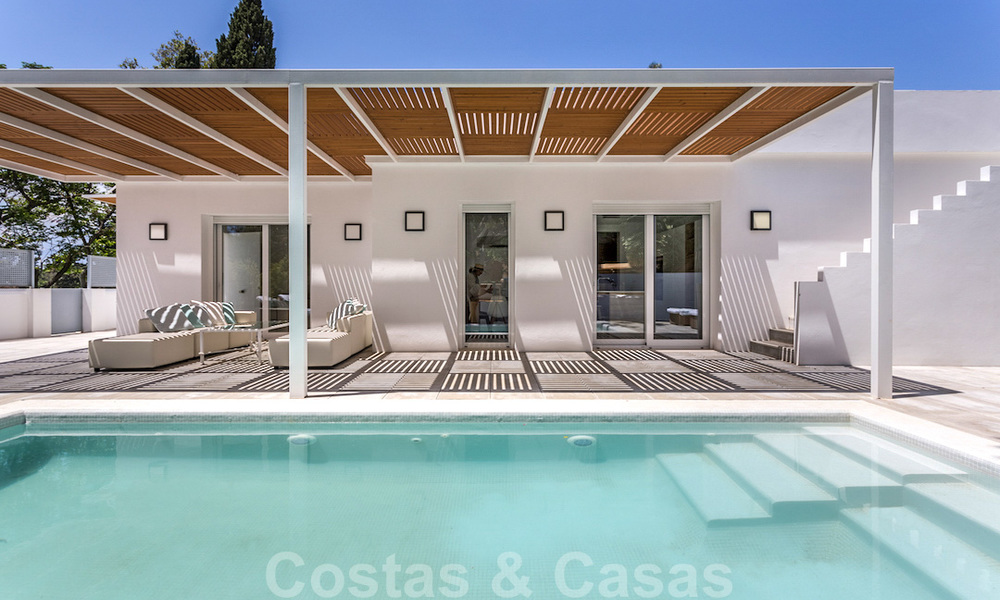 En primera línea de golf y a un tiro de piedra de la playa se encuentra la villa de diseño en venta en la elegante Guadalmina Baja en Marbella 26315