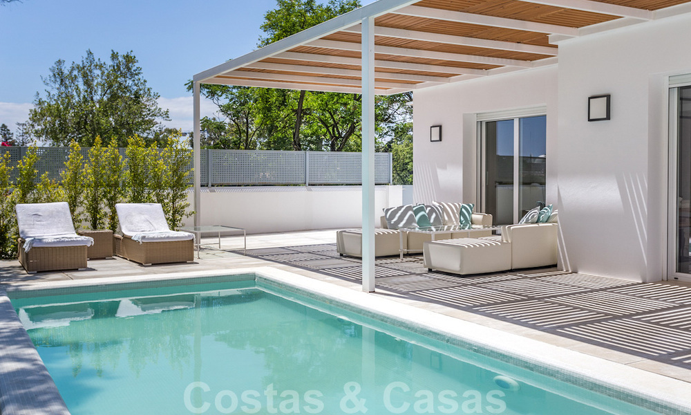 En primera línea de golf y a un tiro de piedra de la playa se encuentra la villa de diseño en venta en la elegante Guadalmina Baja en Marbella 26316