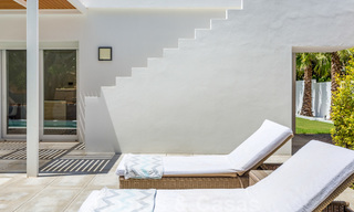 En primera línea de golf y a un tiro de piedra de la playa se encuentra la villa de diseño en venta en la elegante Guadalmina Baja en Marbella 26317 