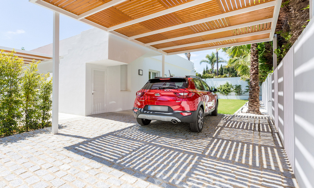 En primera línea de golf y a un tiro de piedra de la playa se encuentra la villa de diseño en venta en la elegante Guadalmina Baja en Marbella 26318