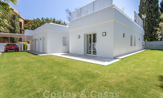 En primera línea de golf y a un tiro de piedra de la playa se encuentra la villa de diseño en venta en la elegante Guadalmina Baja en Marbella 26320 