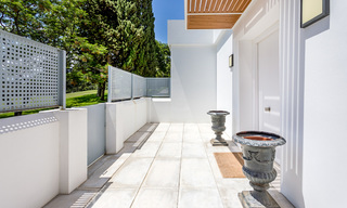 En primera línea de golf y a un tiro de piedra de la playa se encuentra la villa de diseño en venta en la elegante Guadalmina Baja en Marbella 26321 