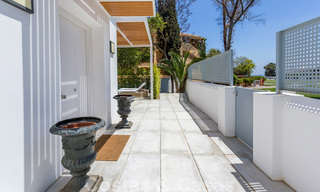 En primera línea de golf y a un tiro de piedra de la playa se encuentra la villa de diseño en venta en la elegante Guadalmina Baja en Marbella 26322 