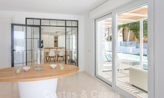 En primera línea de golf y a un tiro de piedra de la playa se encuentra la villa de diseño en venta en la elegante Guadalmina Baja en Marbella 26324 