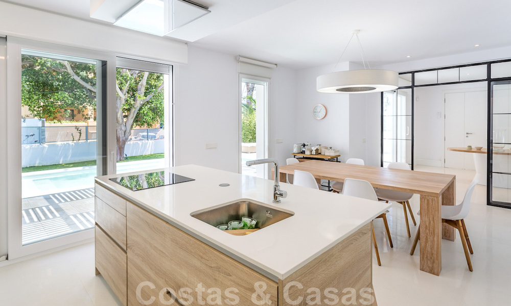 En primera línea de golf y a un tiro de piedra de la playa se encuentra la villa de diseño en venta en la elegante Guadalmina Baja en Marbella 26326
